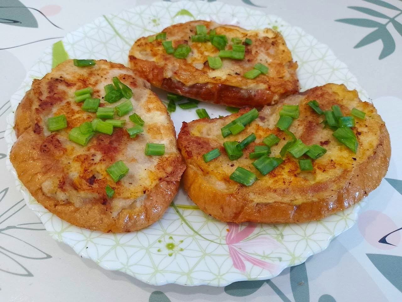 Бутерброды с сыром и фаршем, в кляре, на сковороде