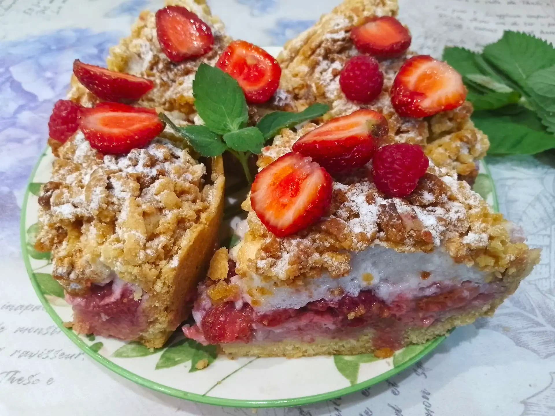 Песочный пирог с начинкой из ягод клубники и взбитых белков