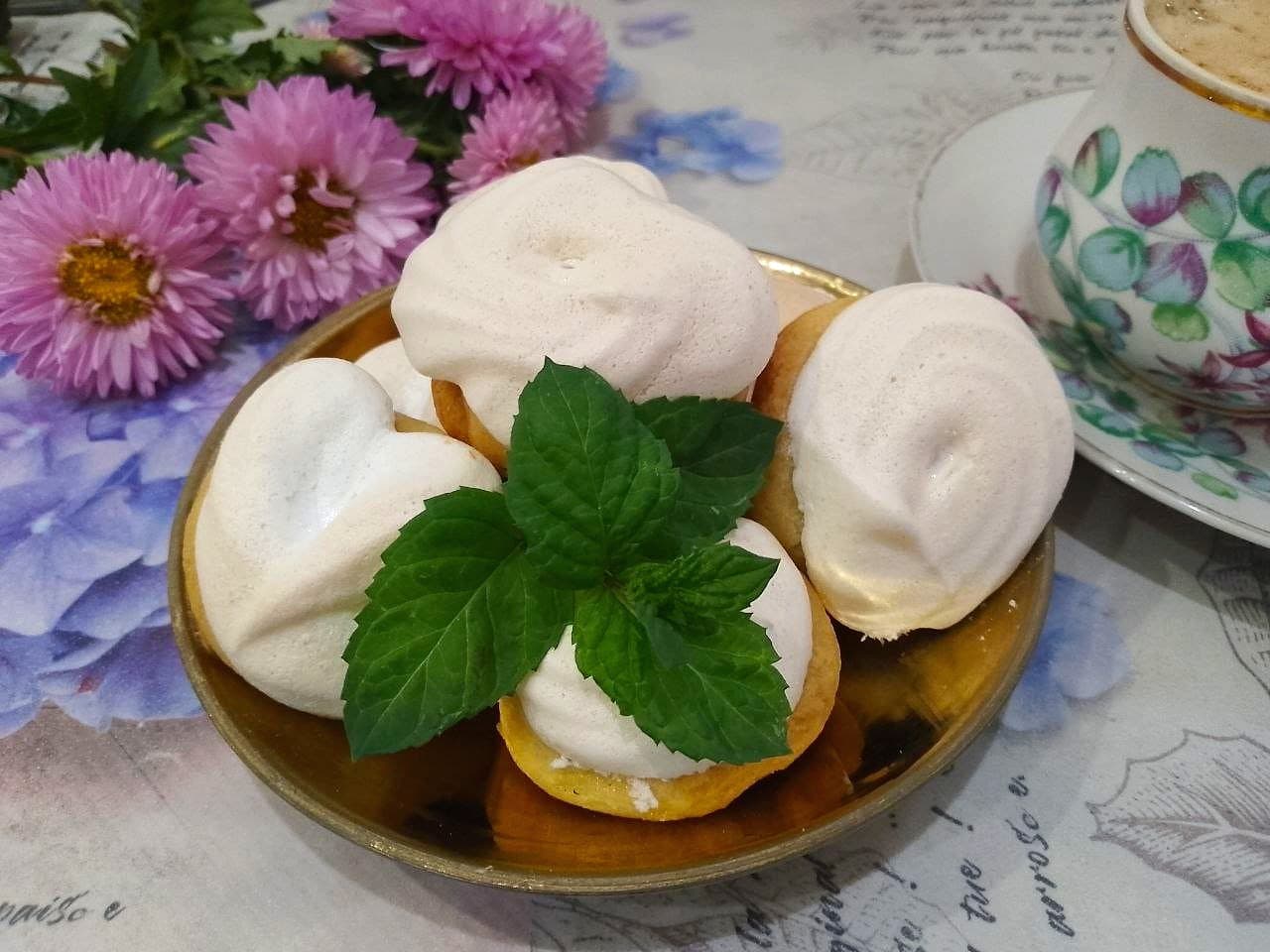 Домашнее печенье, на сметане и желтках, покрытое белковой глазурью