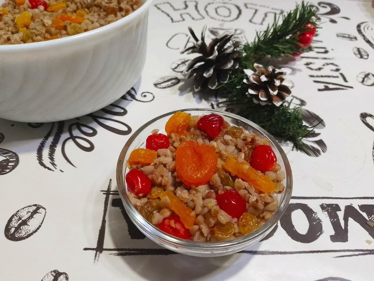 Сладкая кутья из гречки, меда и сухофруктов