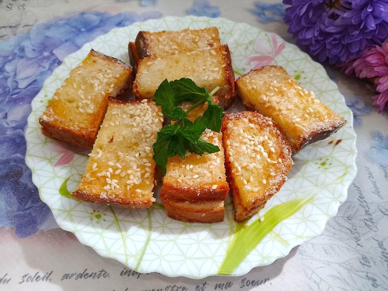 Десерт к чаю из батона, джема, сливочного масла и кунжута