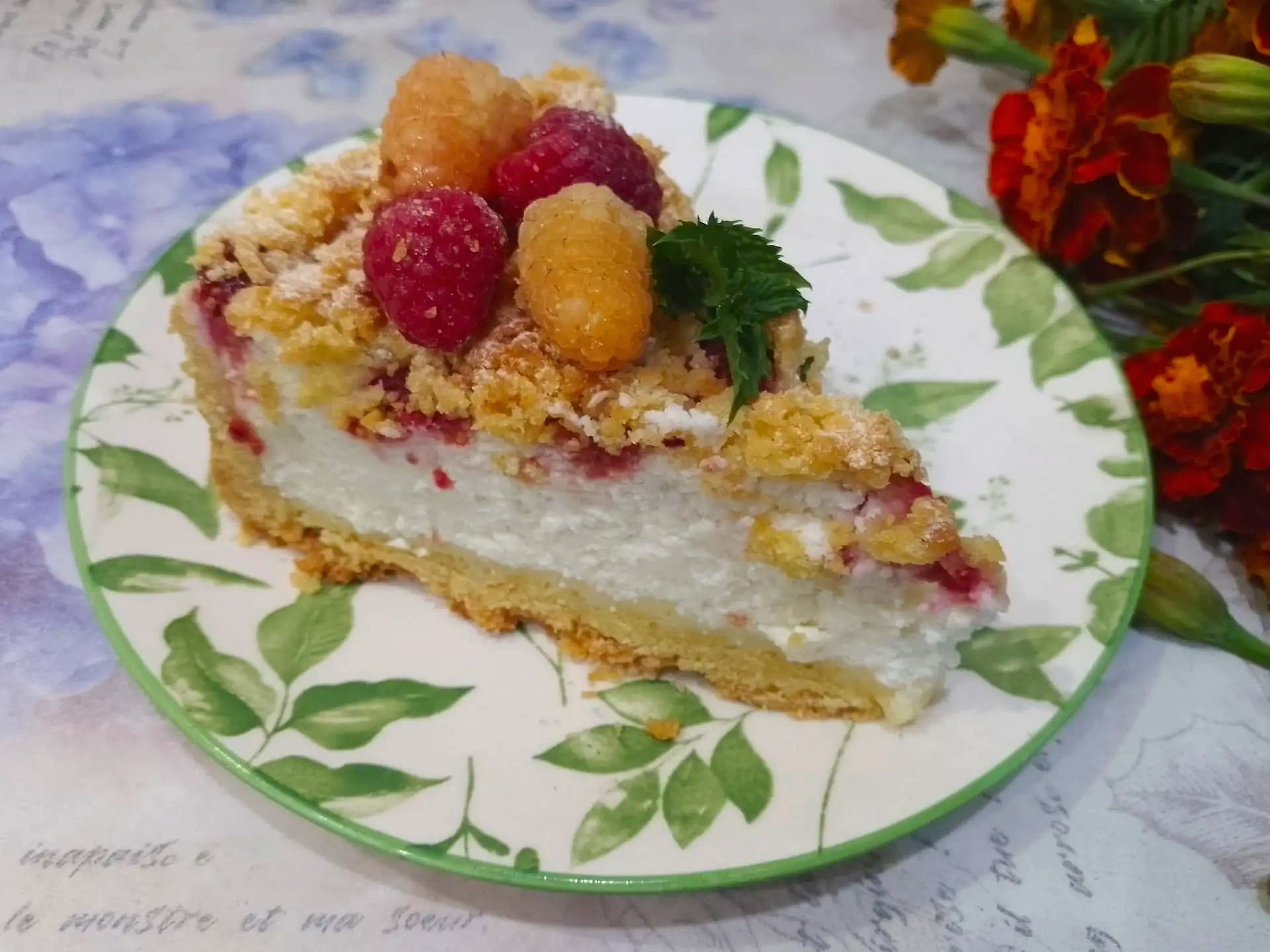 Песочный пирог с творожной начинкой и ягодами малины
