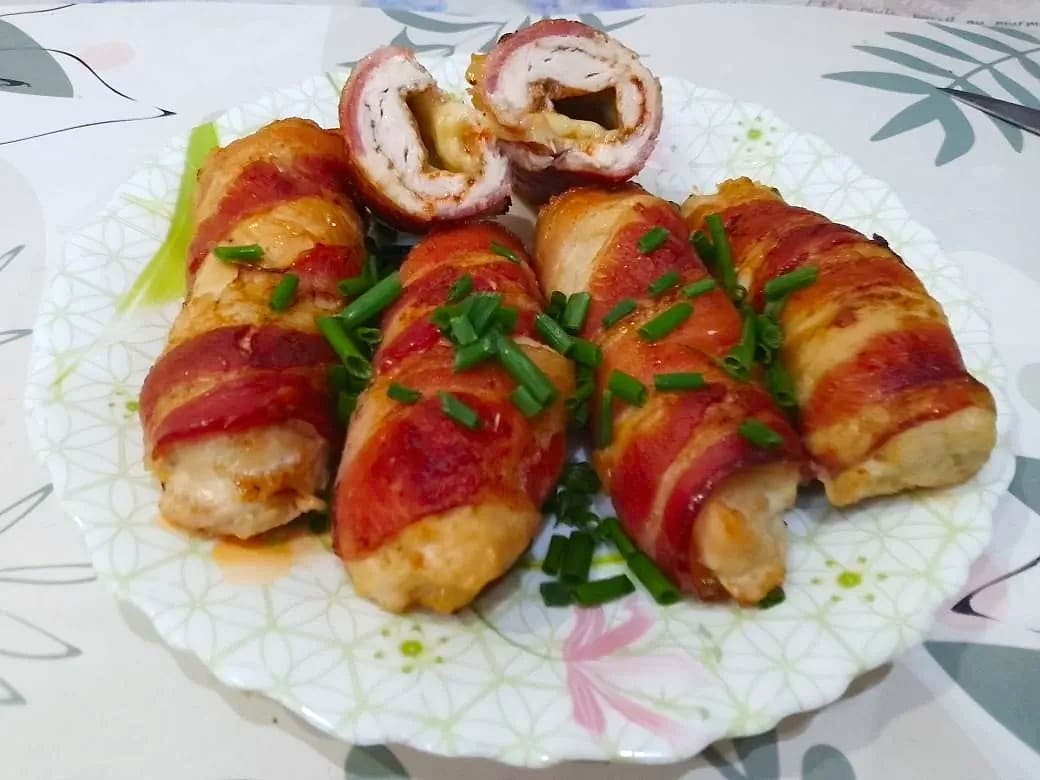 Куриное филе запеченное в беконе, с начинкой из твердого сыра