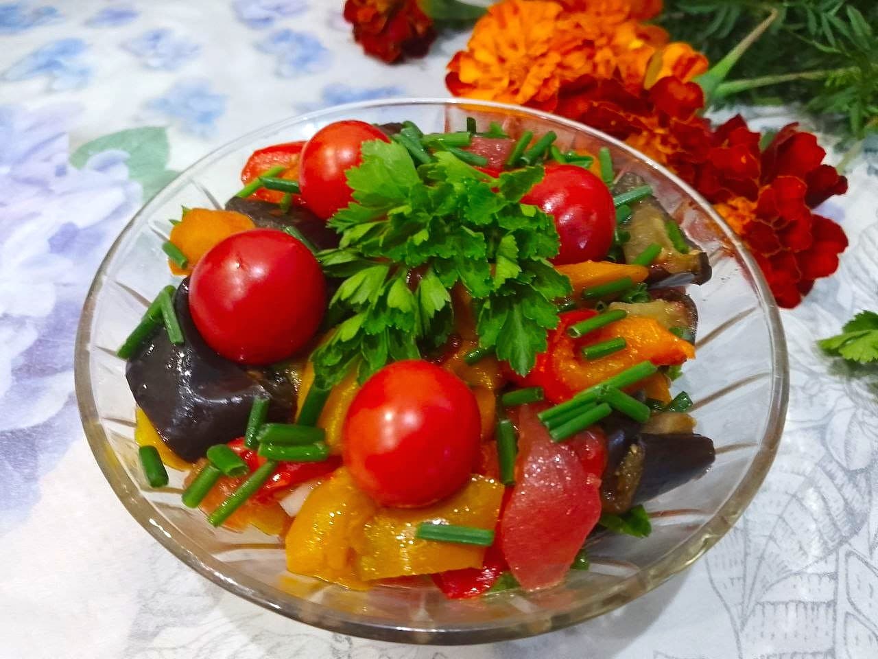 Салат из овощей, запеченных в духовке, полезно и вкусно