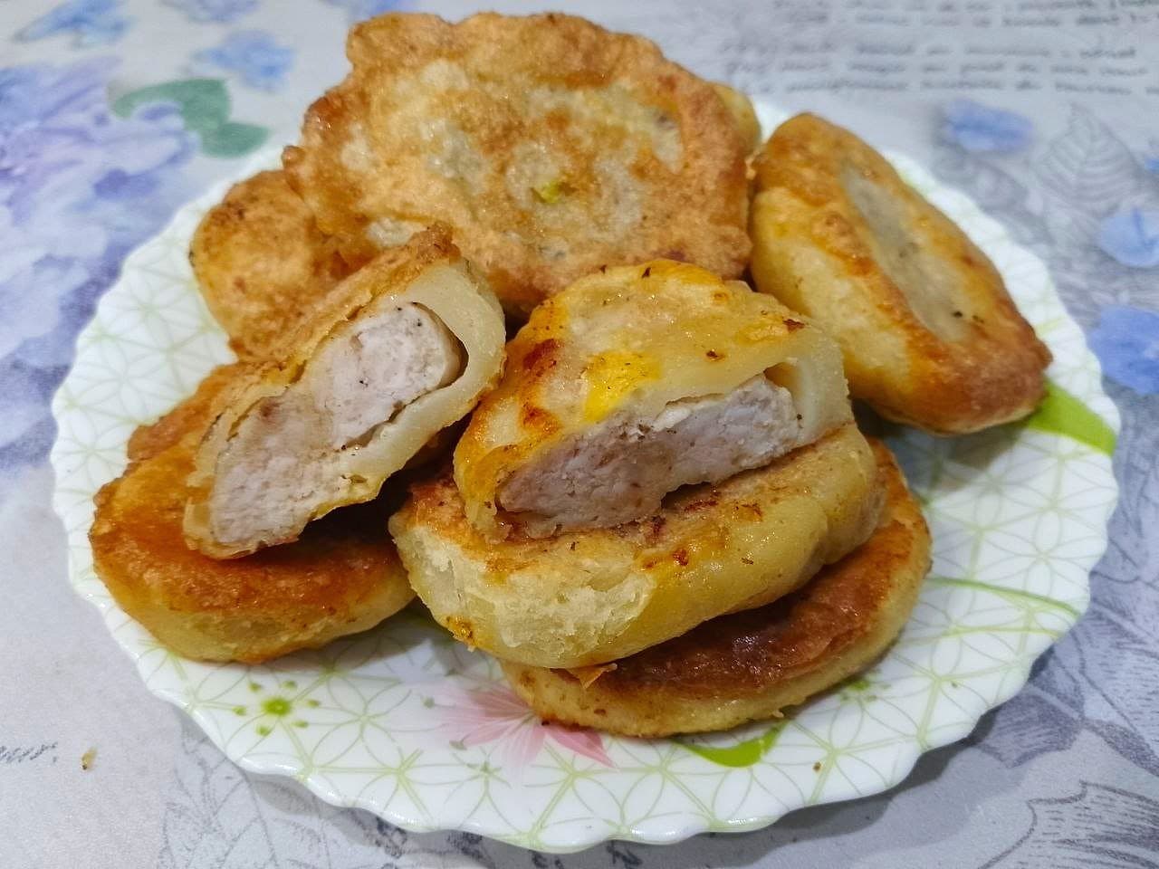 Вкусная мясная закуска в тесте и кляре, на сковороде