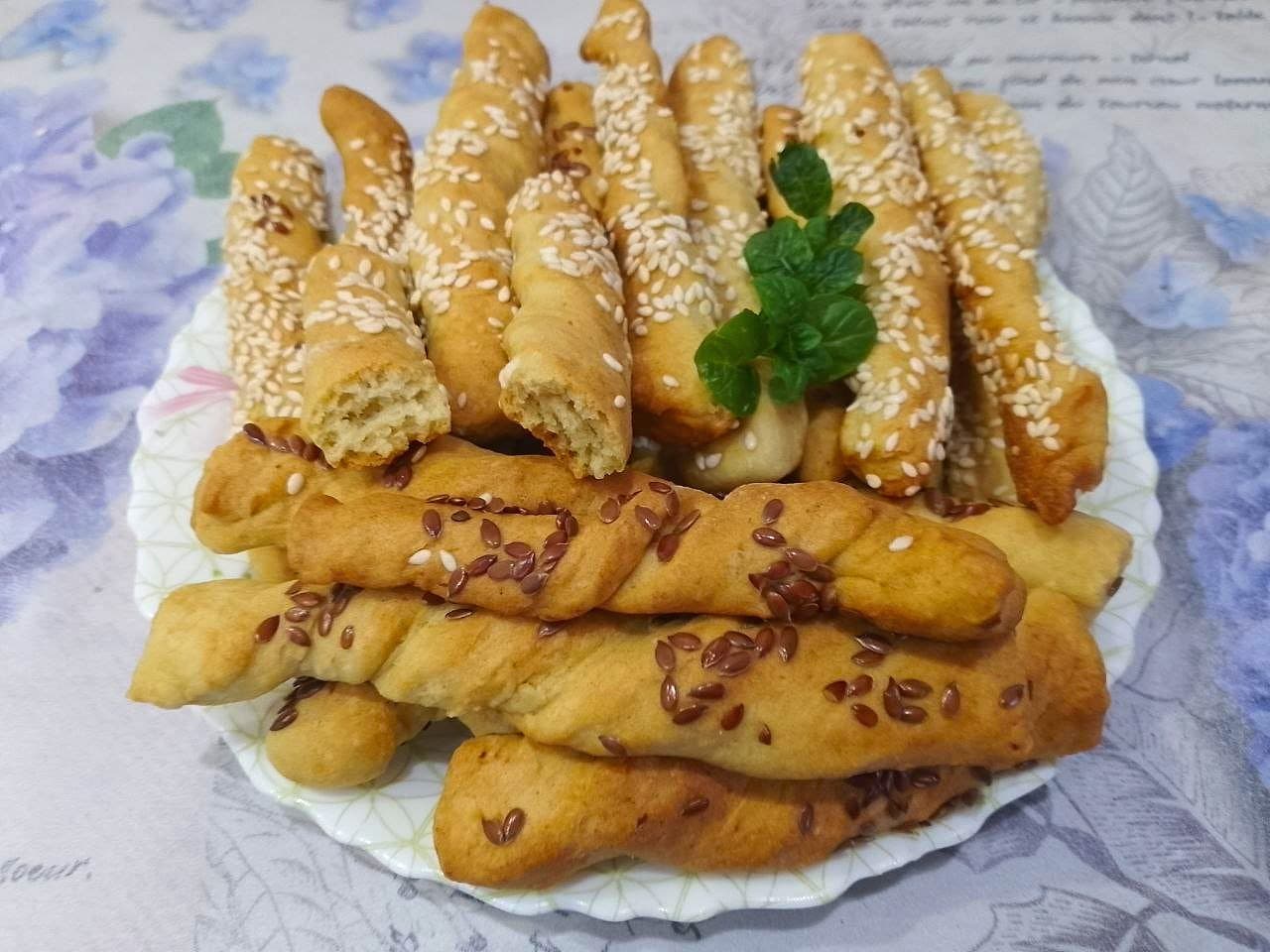 Печенье с кунжутом и семенами льна, приготовленное из теста с вареными яйцами