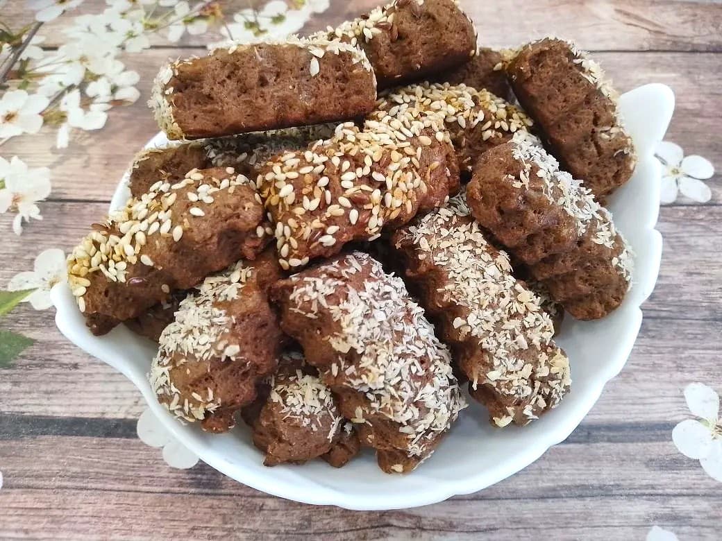 Шоколадное песочное печенье с кунжутом и кокосовой стружкой