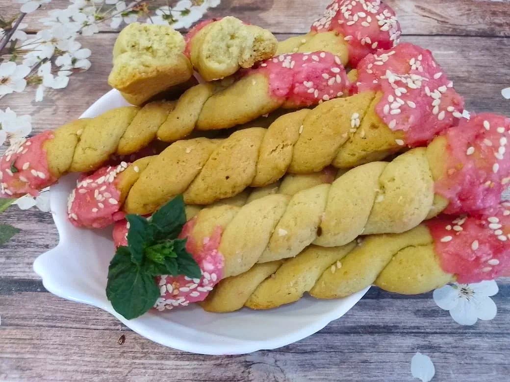 Песочное печенье в сахарной глазури и кунжуте