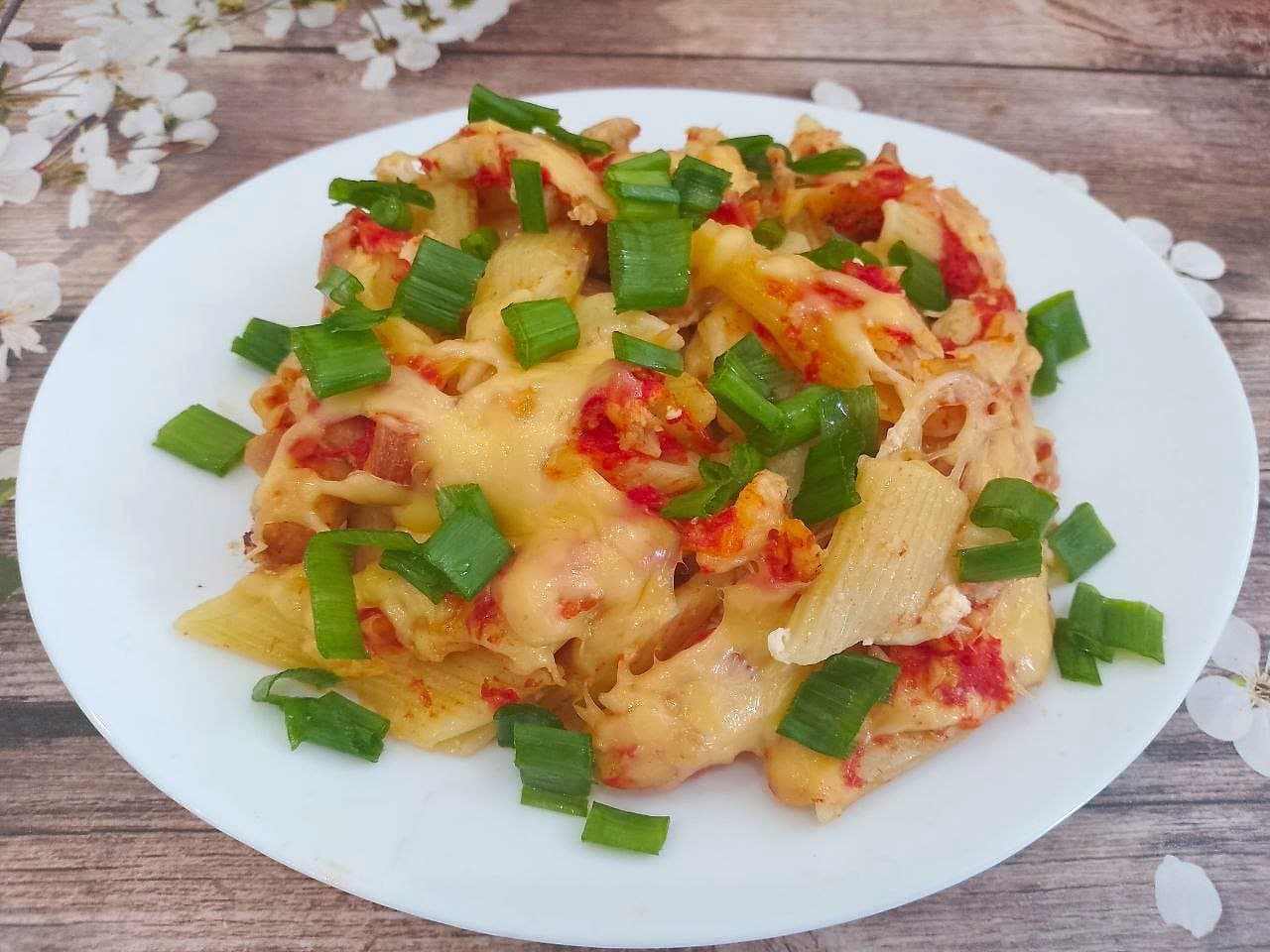 Макаронная запеканка с курицей, сыром и помидорами