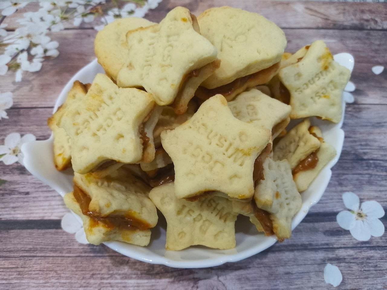 Домашнее печенье из творога и рисовой муки, с начинкой из вареного сгущенного молока