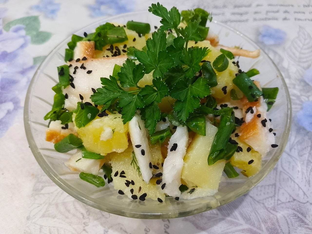 Салат из копченой щуки, картофеля и других ингредиентов