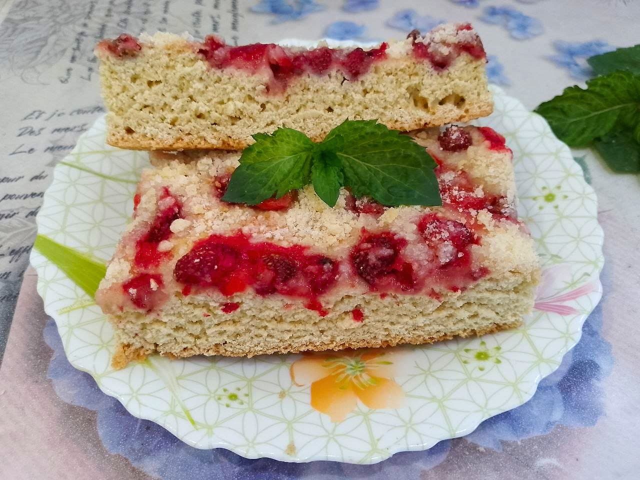 Пирог из песочного теста и клубничной начинки с штрейзельной крошкой