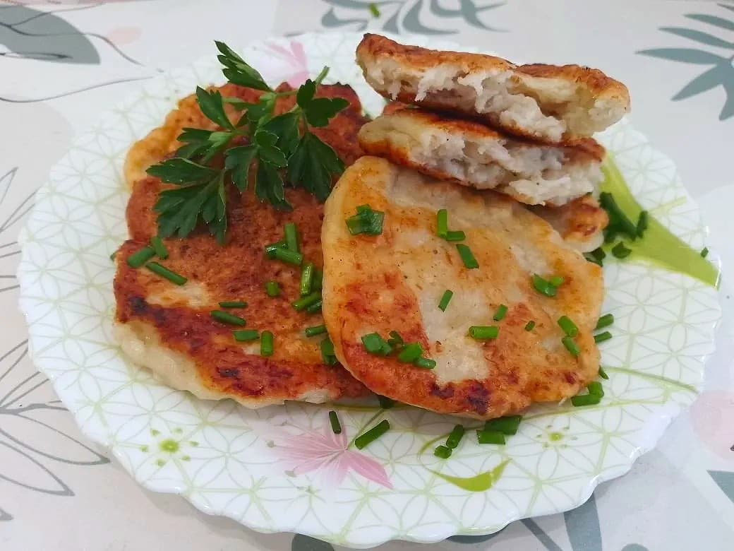 Оладьи с куриным филе,жареные на сковороде