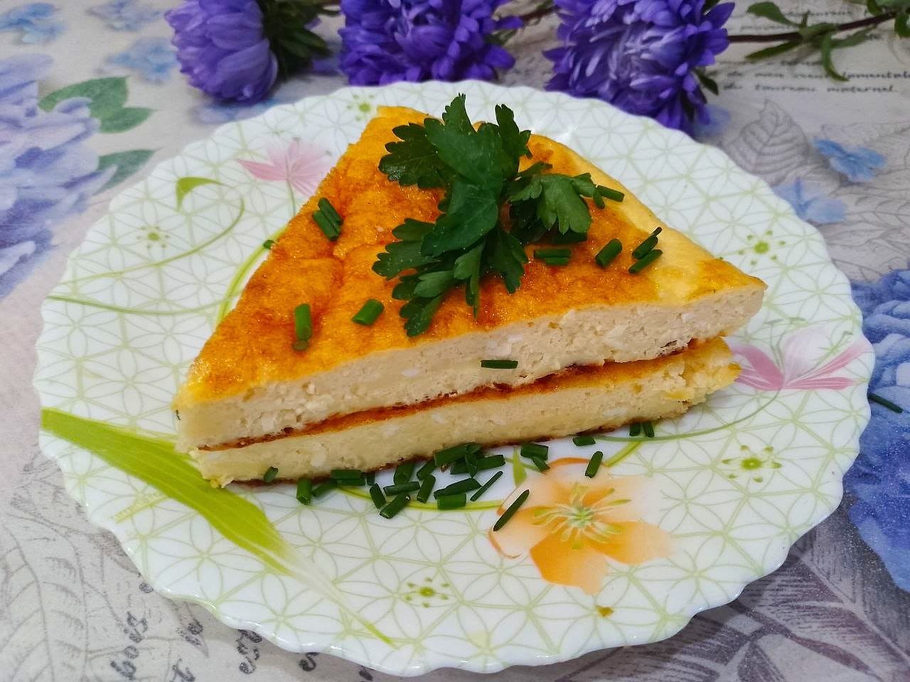 Вкусный завтрак в духовке или на сковороде из яиц, творога и сыра