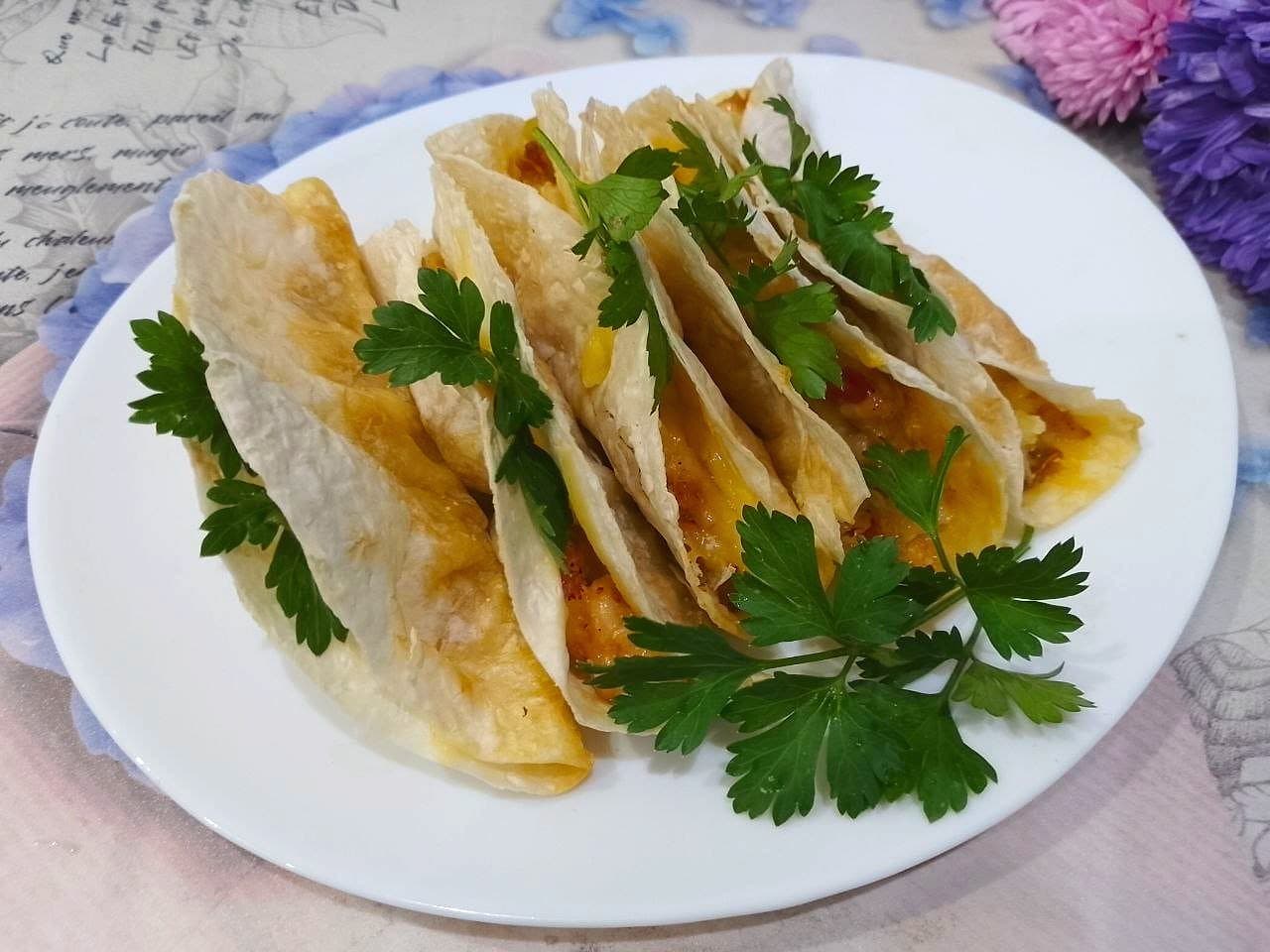 Лаваш запеченный в духовке, с начинкой из мяса, сыра и овощей, просто и вкусно