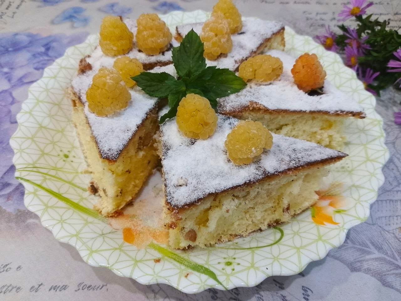Пирожные из бисквита с орехами, какао и ягодами