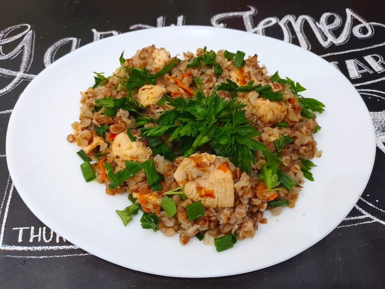 Гречневая каша с овощами и филе, простое и вкусное блюдо