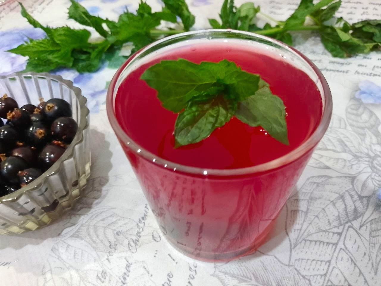Морс из ревеня и черной смородины