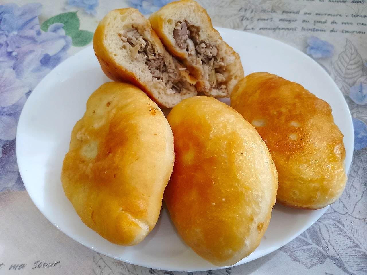 Жареные пирожки из дрожжевого теста, с мясом