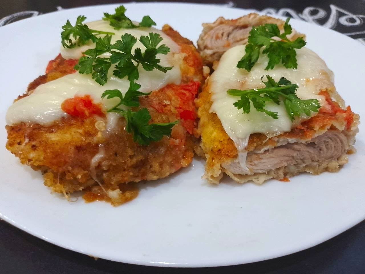 Курица пармиджано с протертыми помидорами и сыром