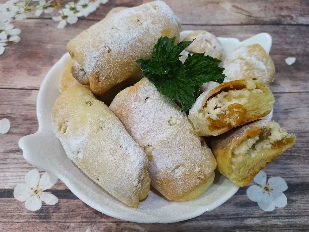 Песочное и рассыпчатое печенье, с начинкой из творога и изюма