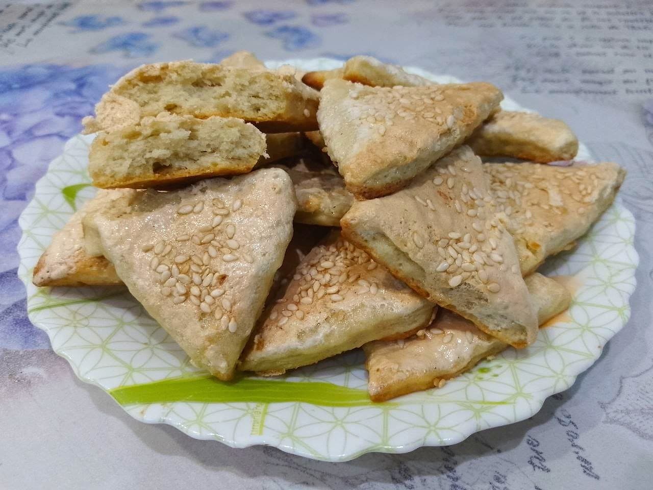 Домашнее рассыпчатое печенье в белковой глазури, с кунжутом