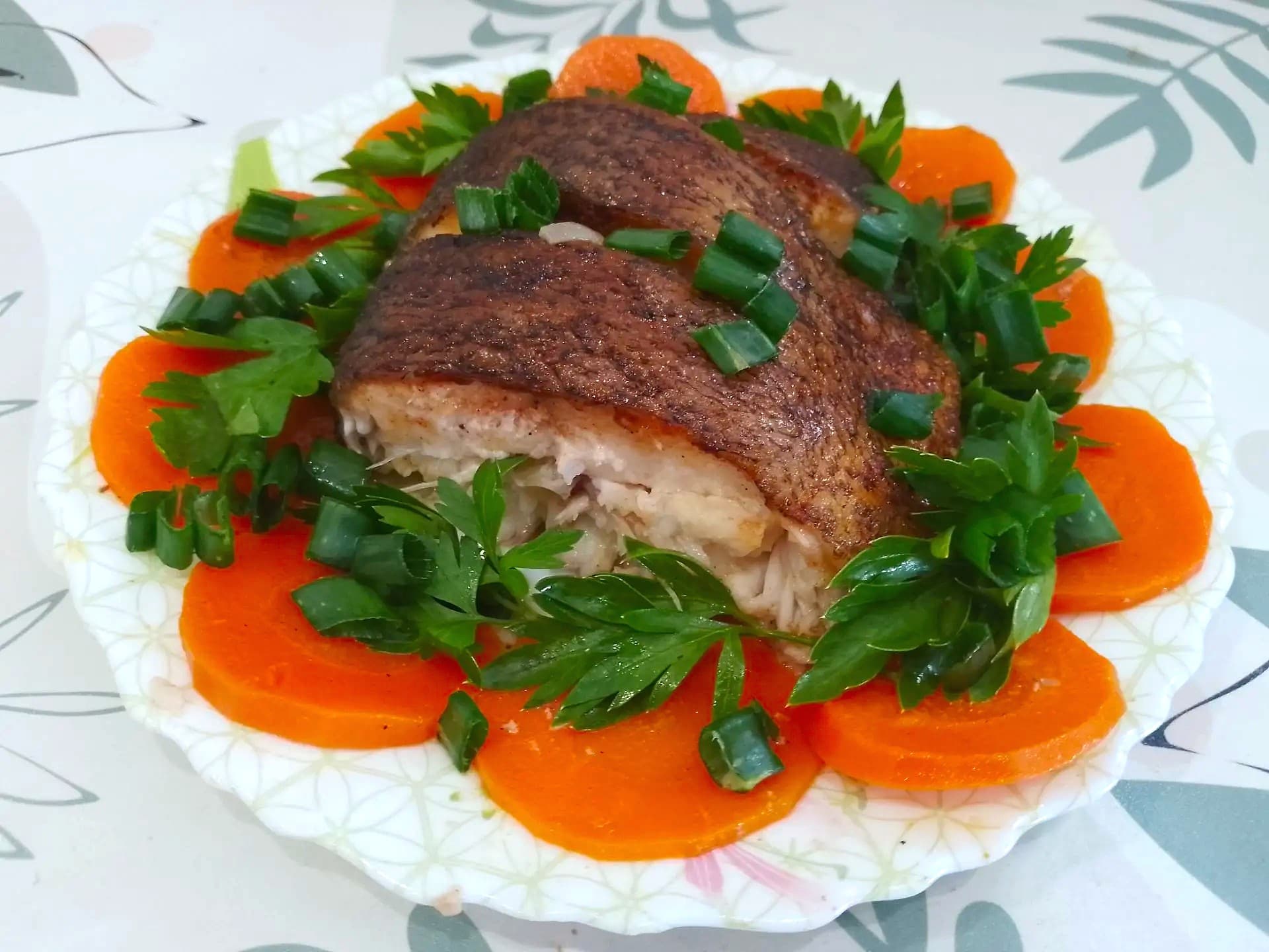 Линь запеченный со специями, в духовке