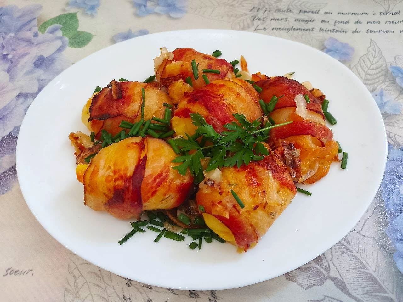 Картофель с сыром, в беконе, запеченный в духовке