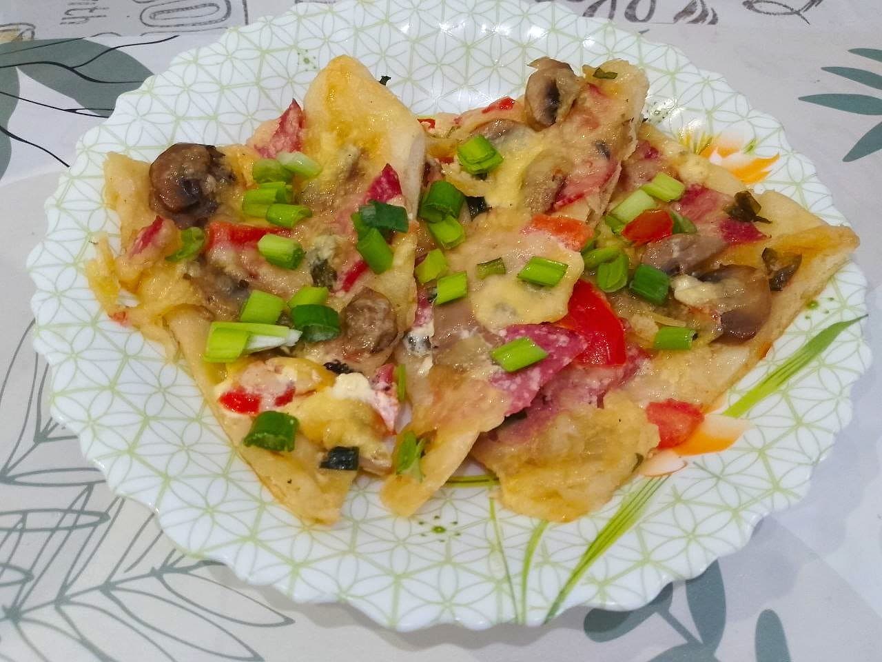 Домашняя пицца с шампиньонами, колбасой, помидорами и сыром