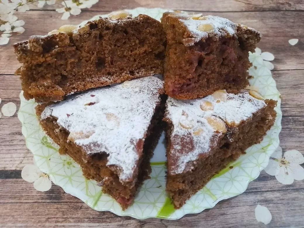 Шоколадный пирог на сметане, с клубникой и орехами
