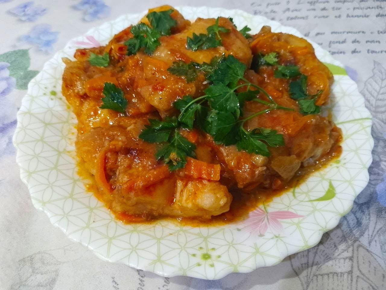 Щука тушеная с овощами, в томате