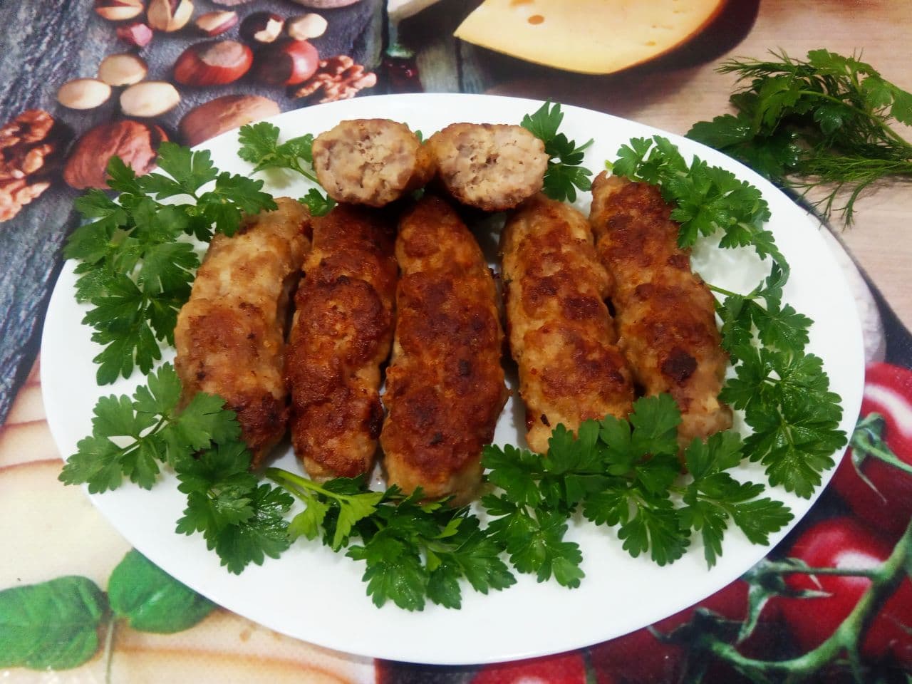 Мясные колбаски, жареные на сковороде, вкусные и аппетитные