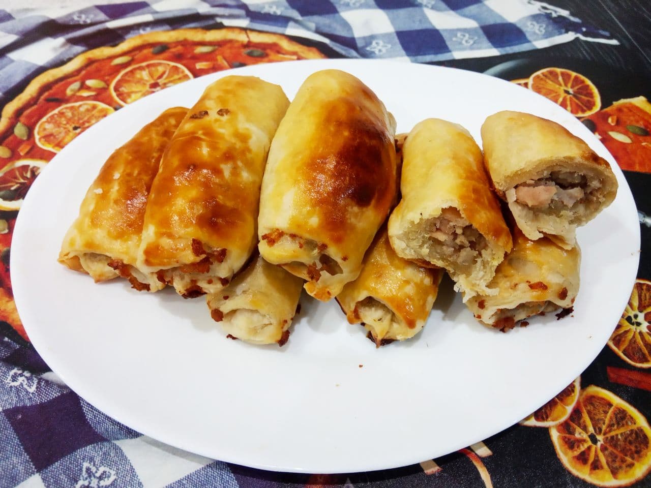 Пирожки из слоёного теста с мясной начинкой