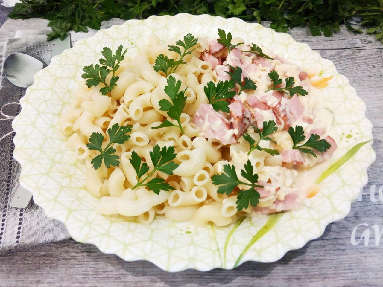 Соус сметанный с сыром и колбасой к макаронам