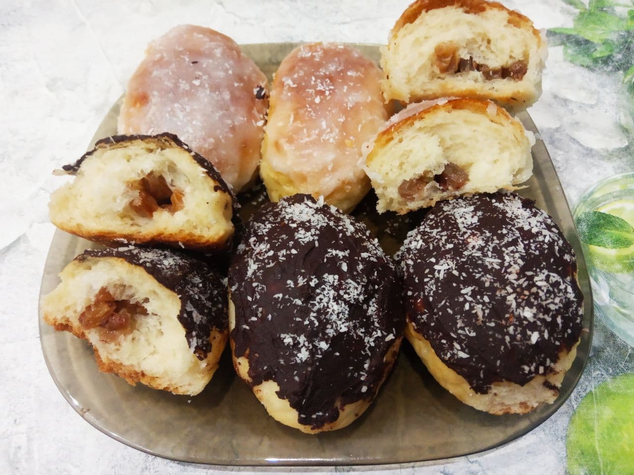 Воздушные и мягкие булочки с изюмом, в сахарной глазури