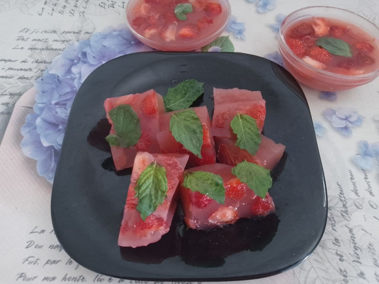 Желе из ягодного пюре и ягод клубники