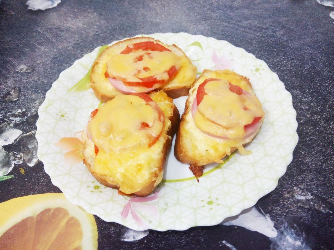 Вкусные и аппетитные горячие бутерброды с сыром и помидорами