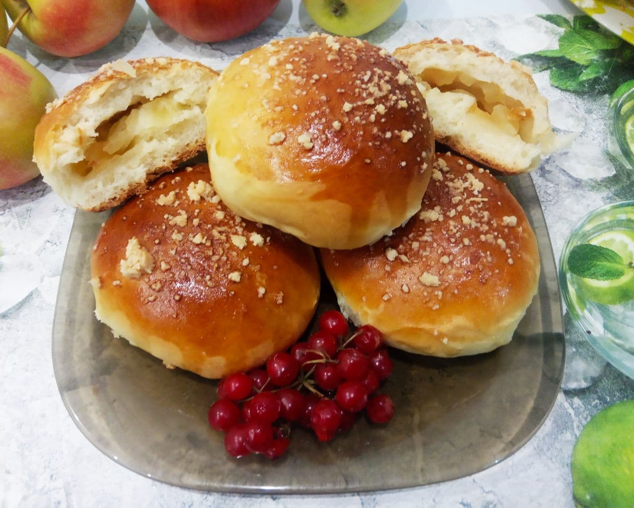 Простой рецепт сочных и воздушных пирожков с яблоками