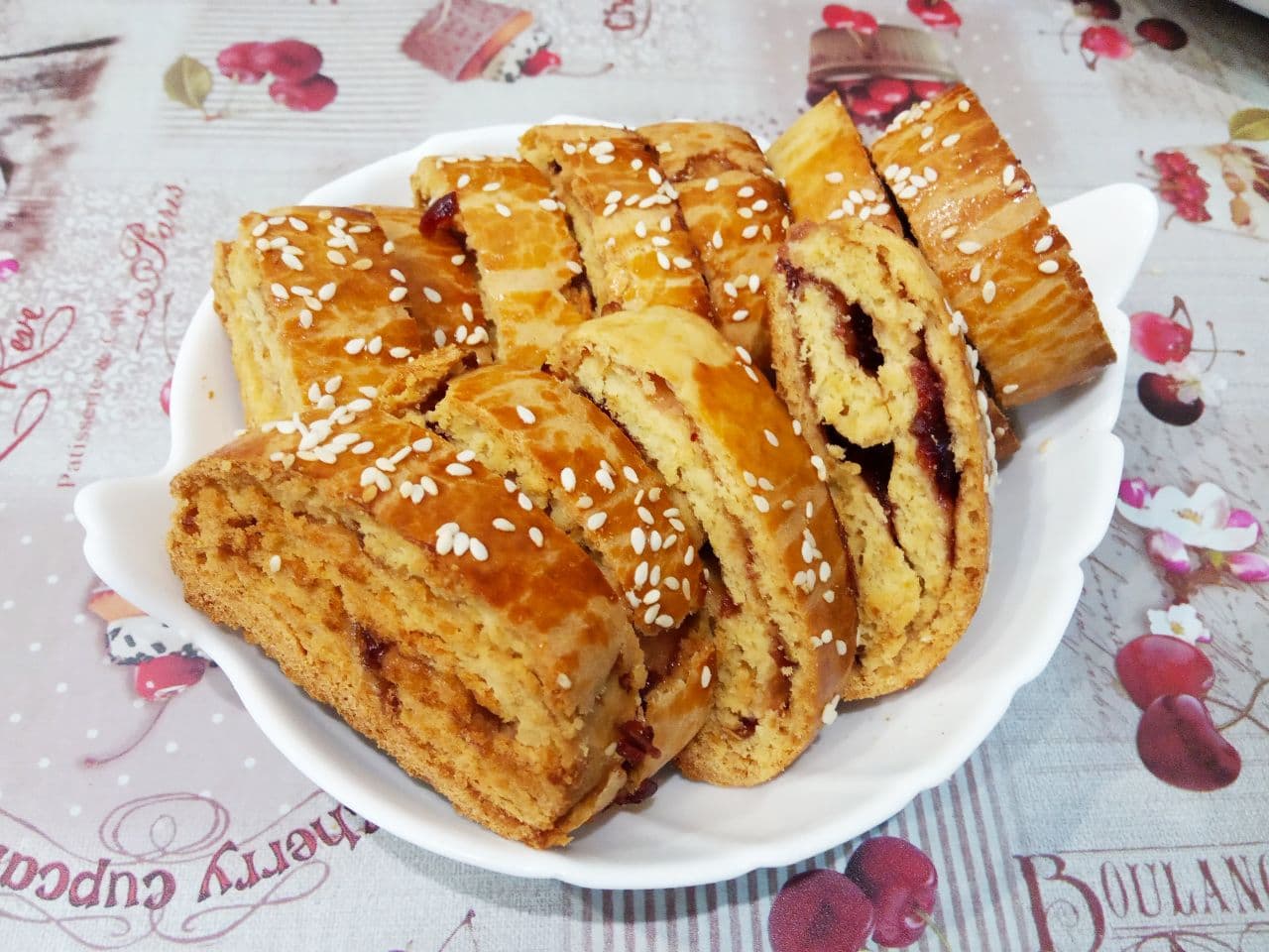 Печенье с джемом и кунжутом подсушенное в духовке