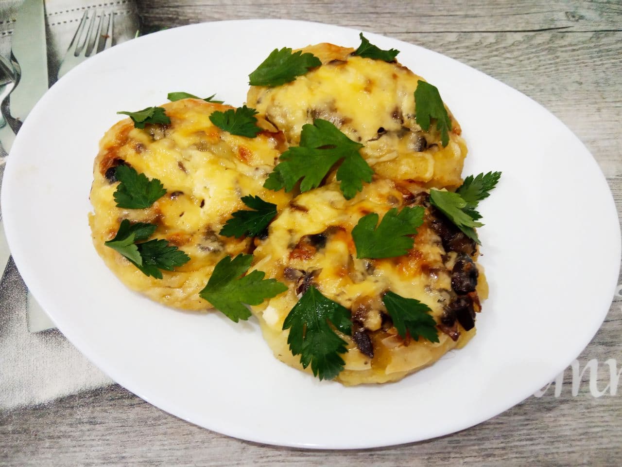 Картофельные гнезда с грибной начинкой и сыром