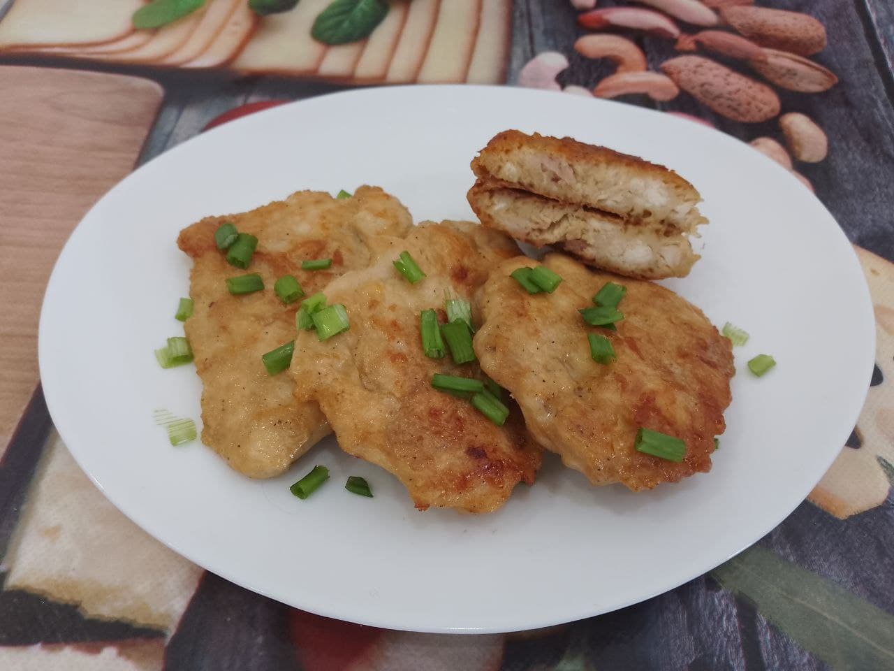 Отбивные в кляре из куриного мяса, на сковороде