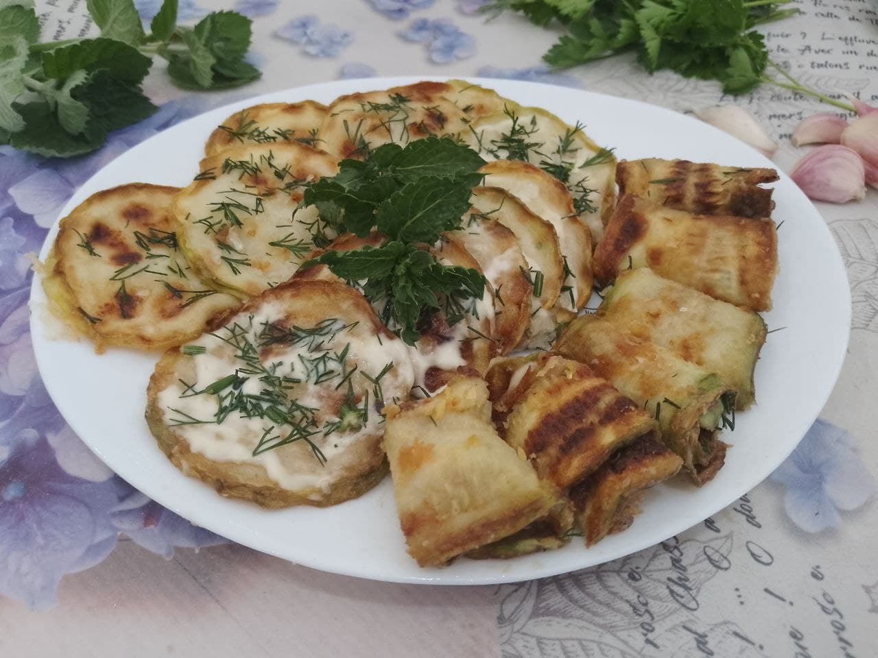 Кабачки жареные с чесноком, майонезом и укропом