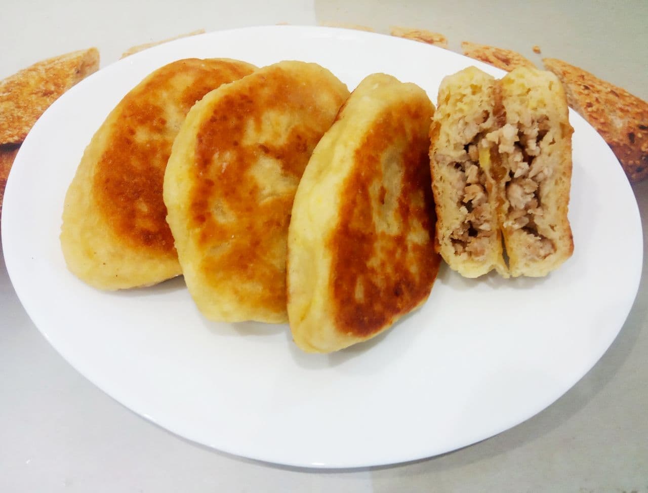 Пирожки с мясной начинкой из картофельного дрожжевого теста, жареные на сковороде