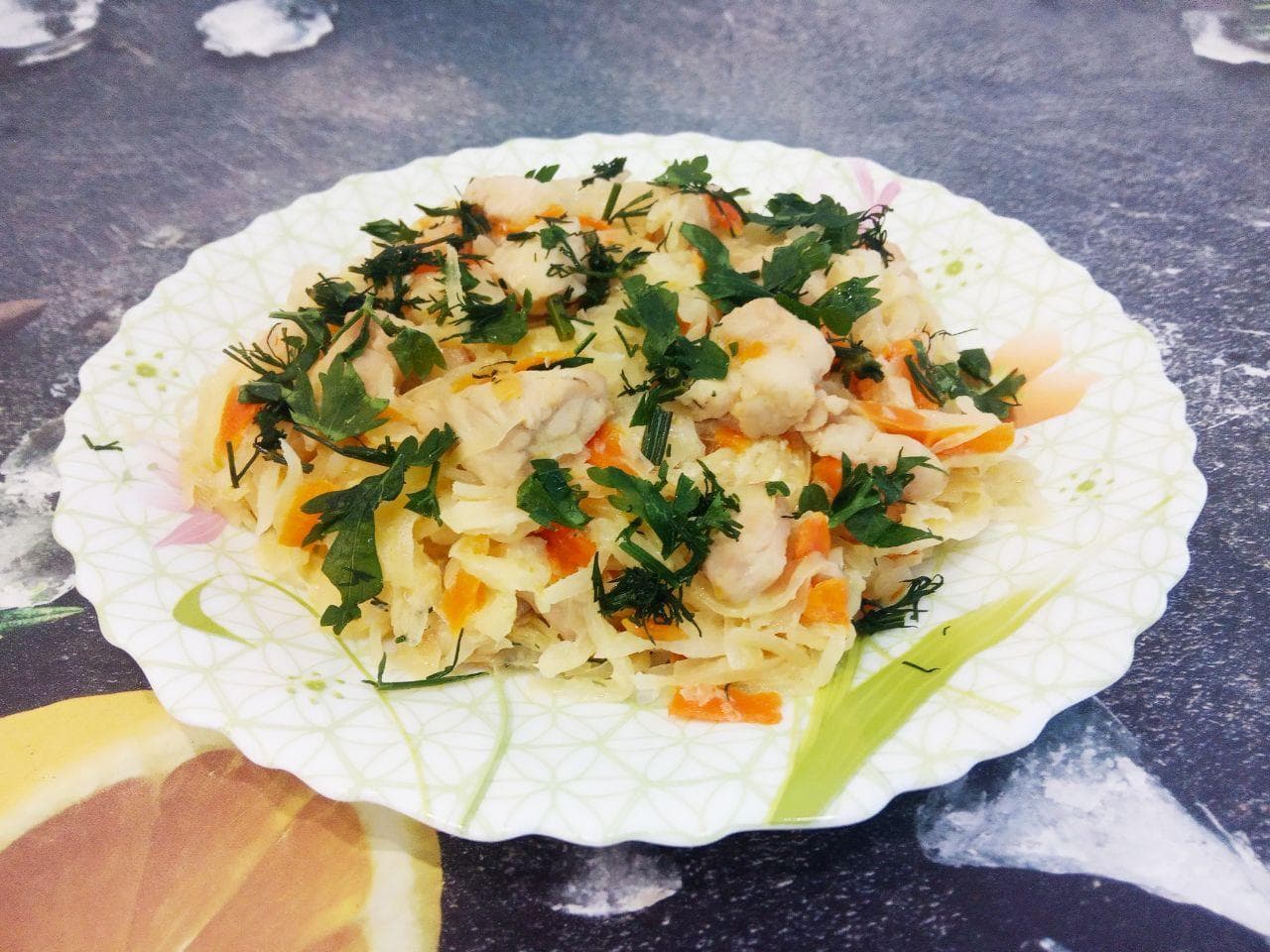 Капуста тушеная в сметане с куриным филе
