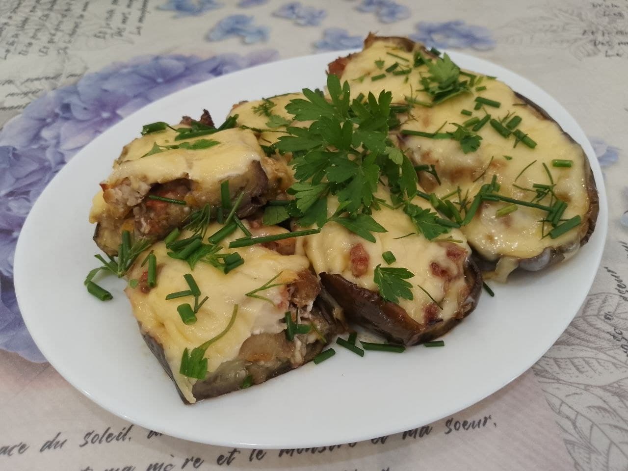 Запеченные в духовке, баклажаны с овощами, фаршем и сыром