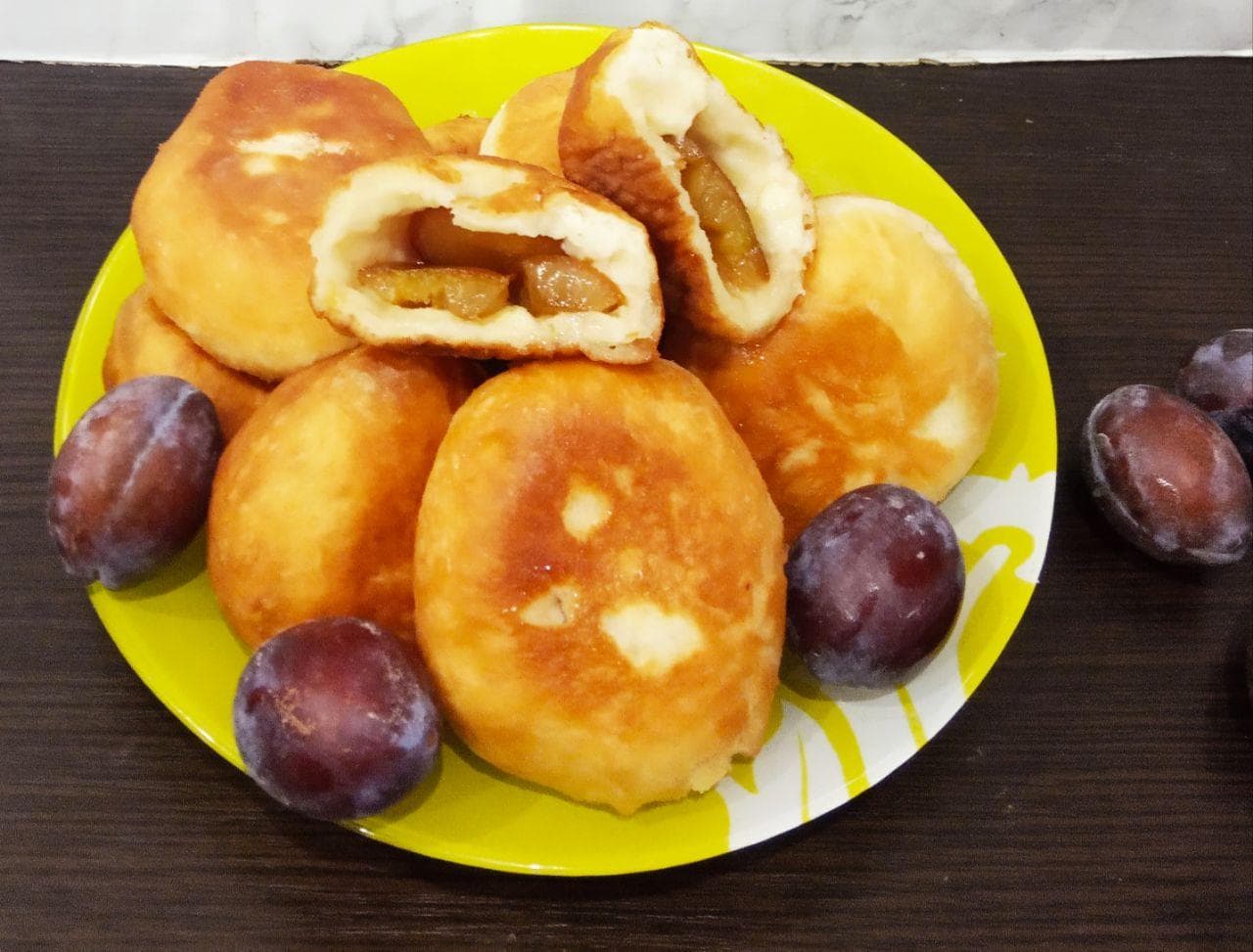 Вкусные жареные пирожки из дрожжевого теста со сливами