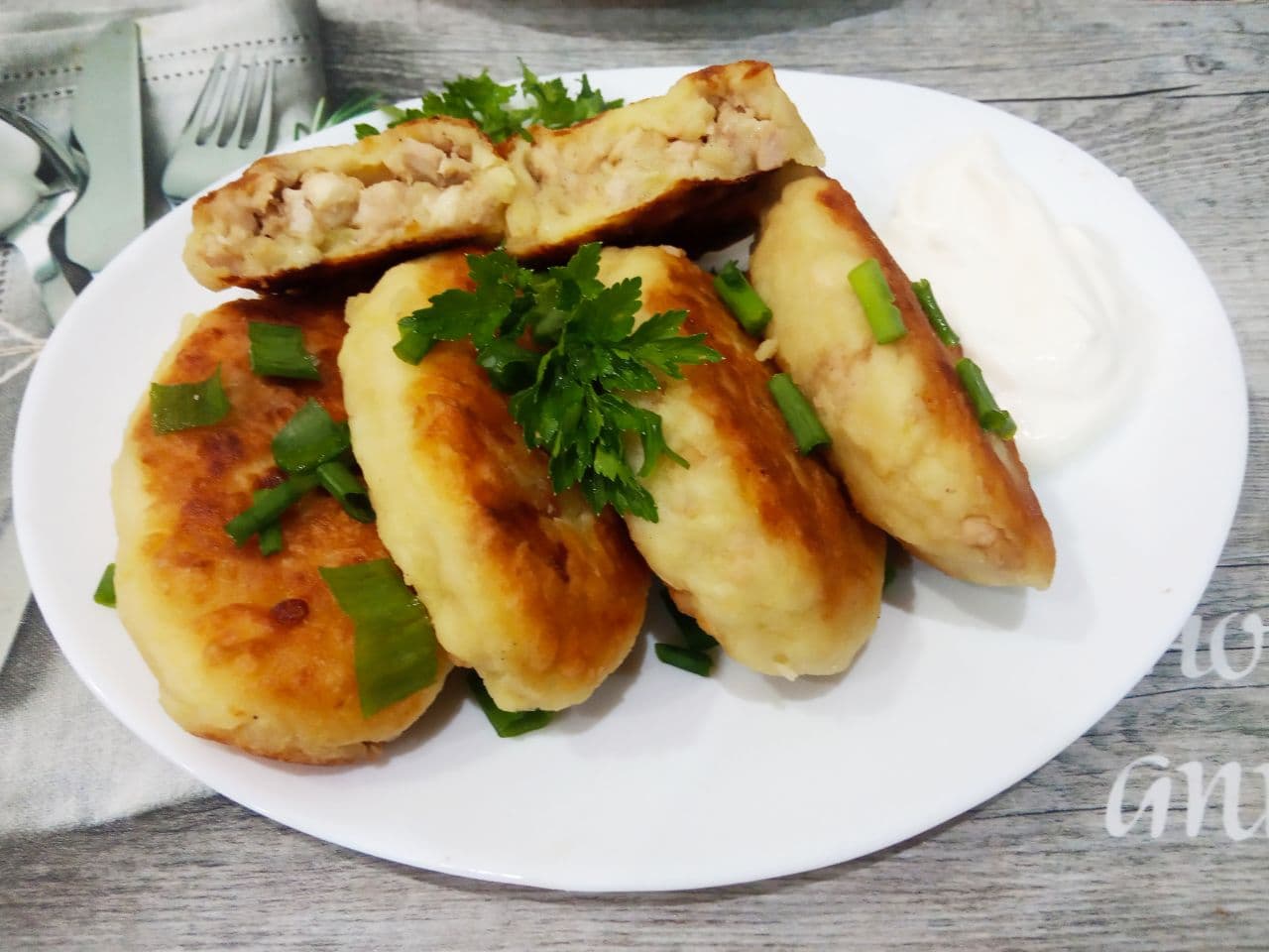 Картофельные пирожки с начинкой из куриного филе и лука