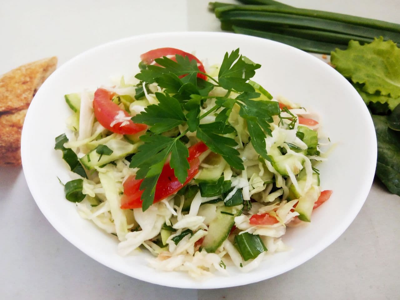 Простой рецепт салата с капустой, свежими овощами и зеленью