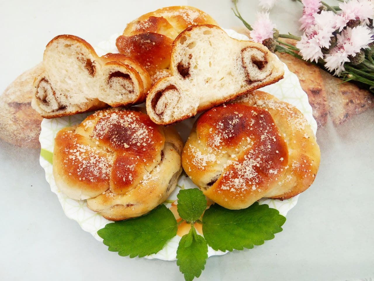 Воздушные и мягкие булочки, на сметане, с изюмом и корицей