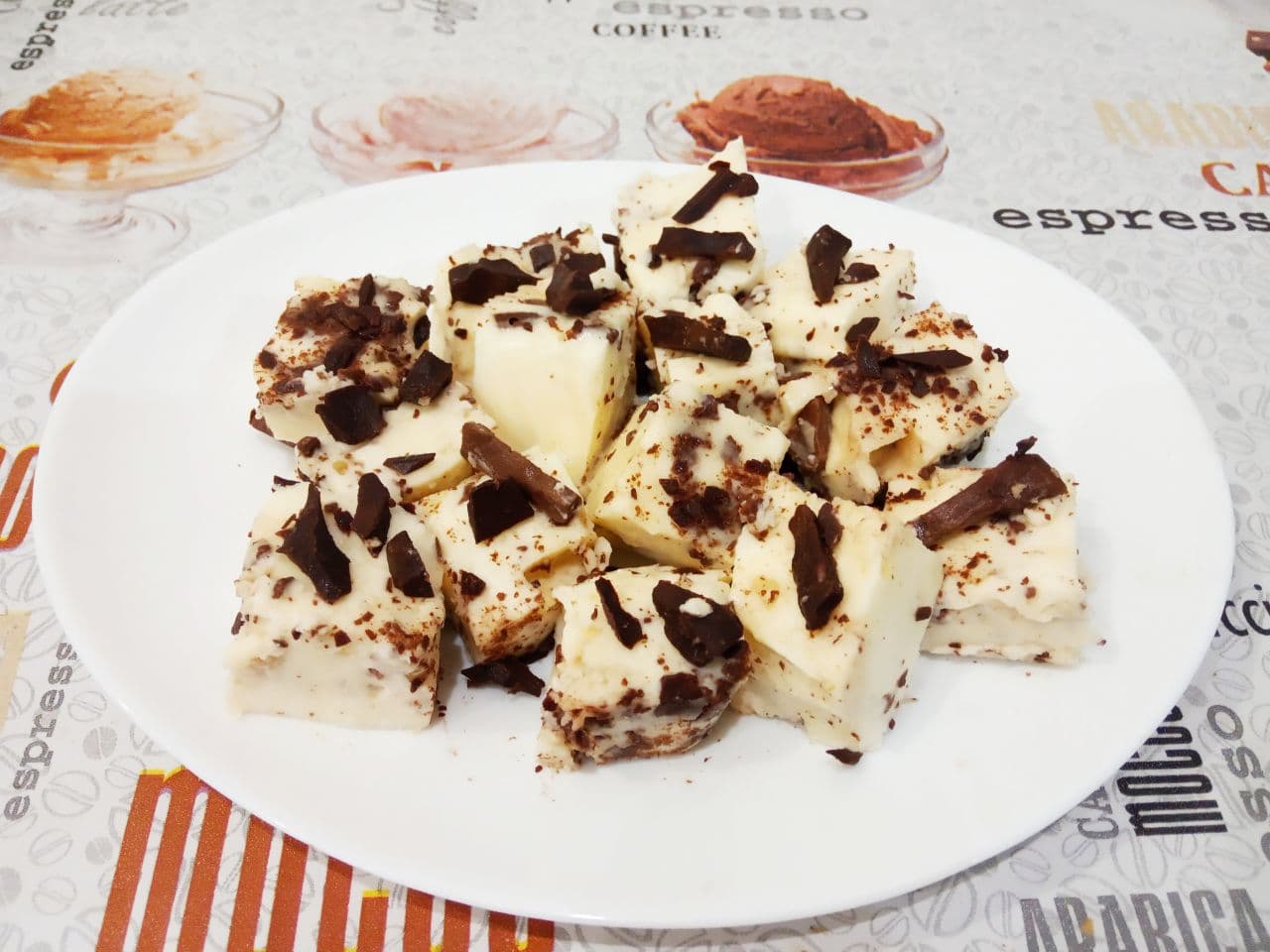 Молочный десерт с шоколадом, вкусный и аппетитный